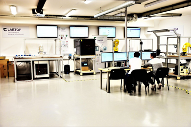 Slika V laboratoriju za tovarne prihodnosti tudi SCARA robot i4L